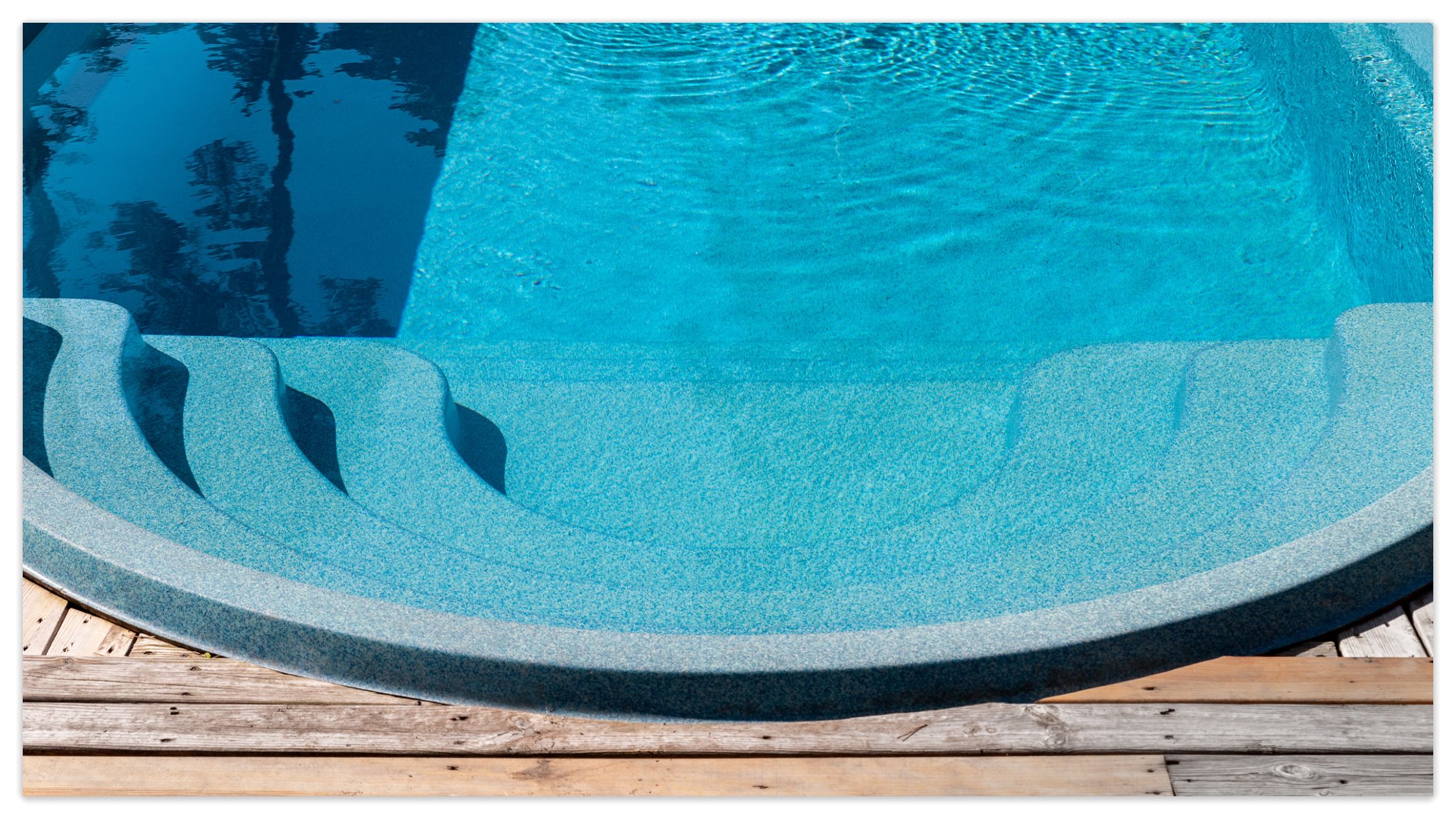 a close look at the curved swimming pool