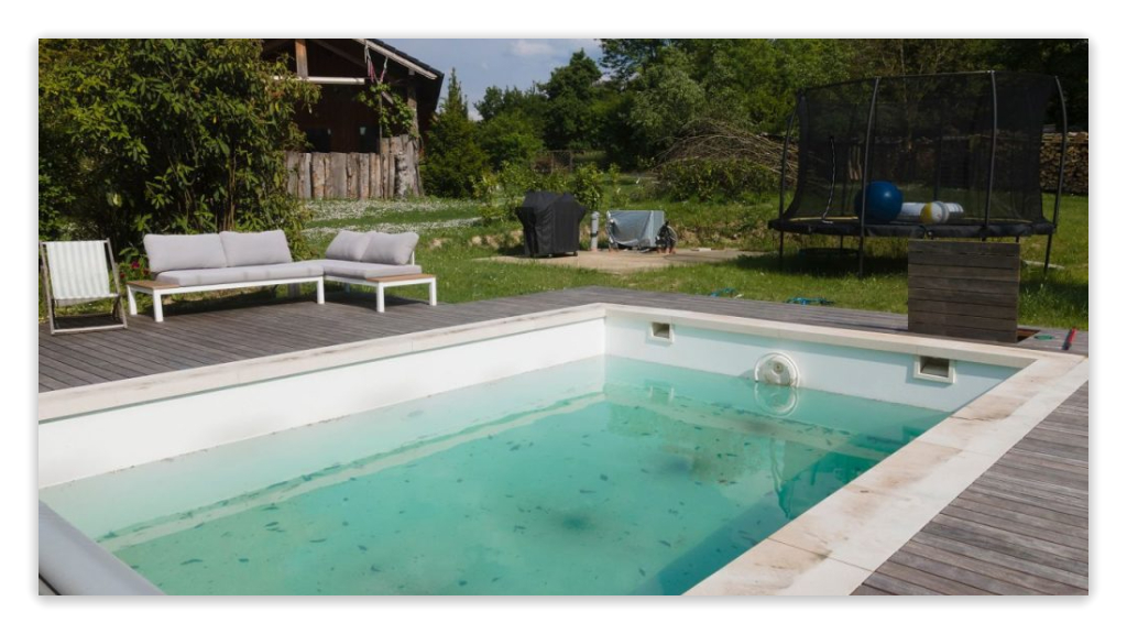 a swimming pool with brown algae lying on the floor