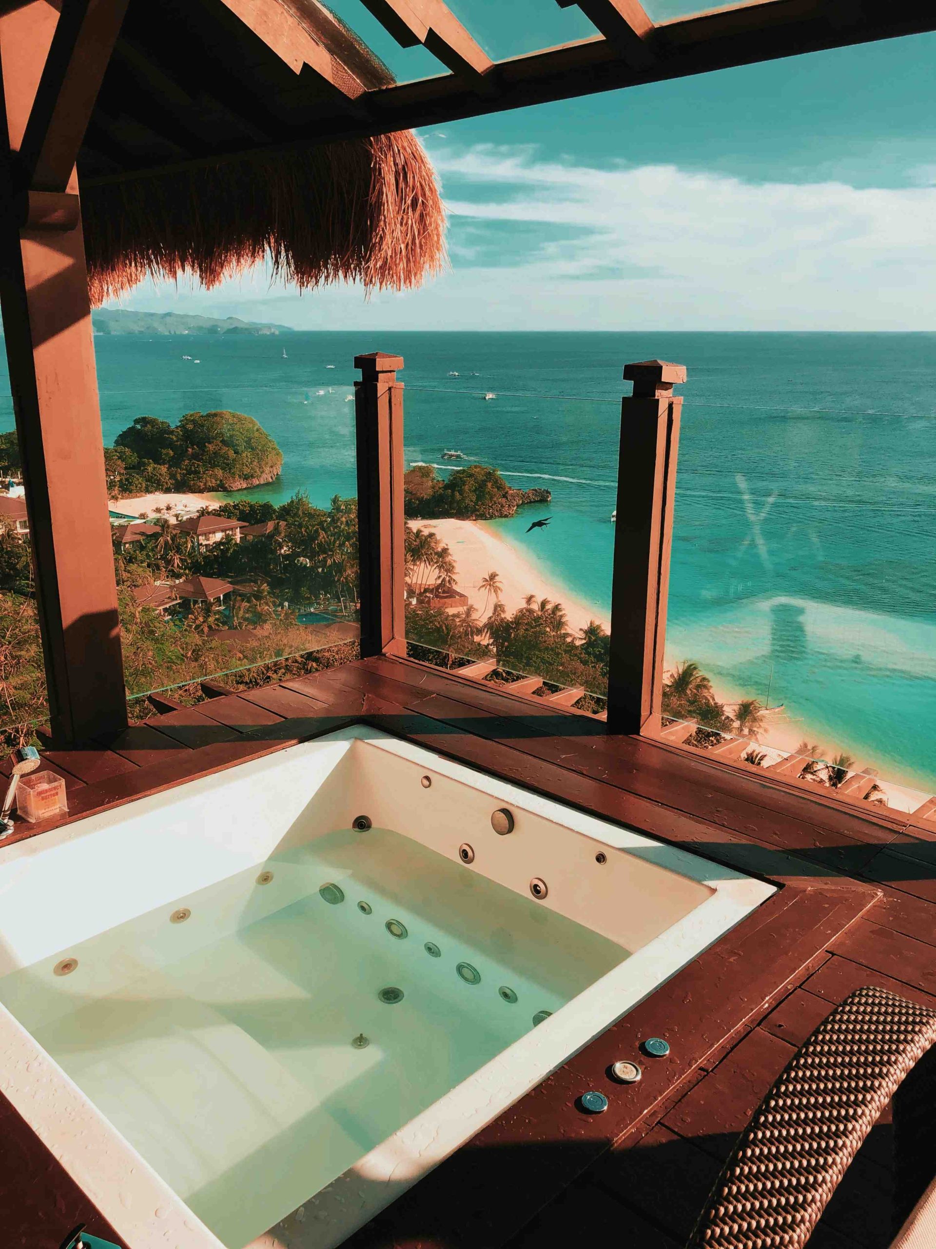 Integrated hot tub with sea view。