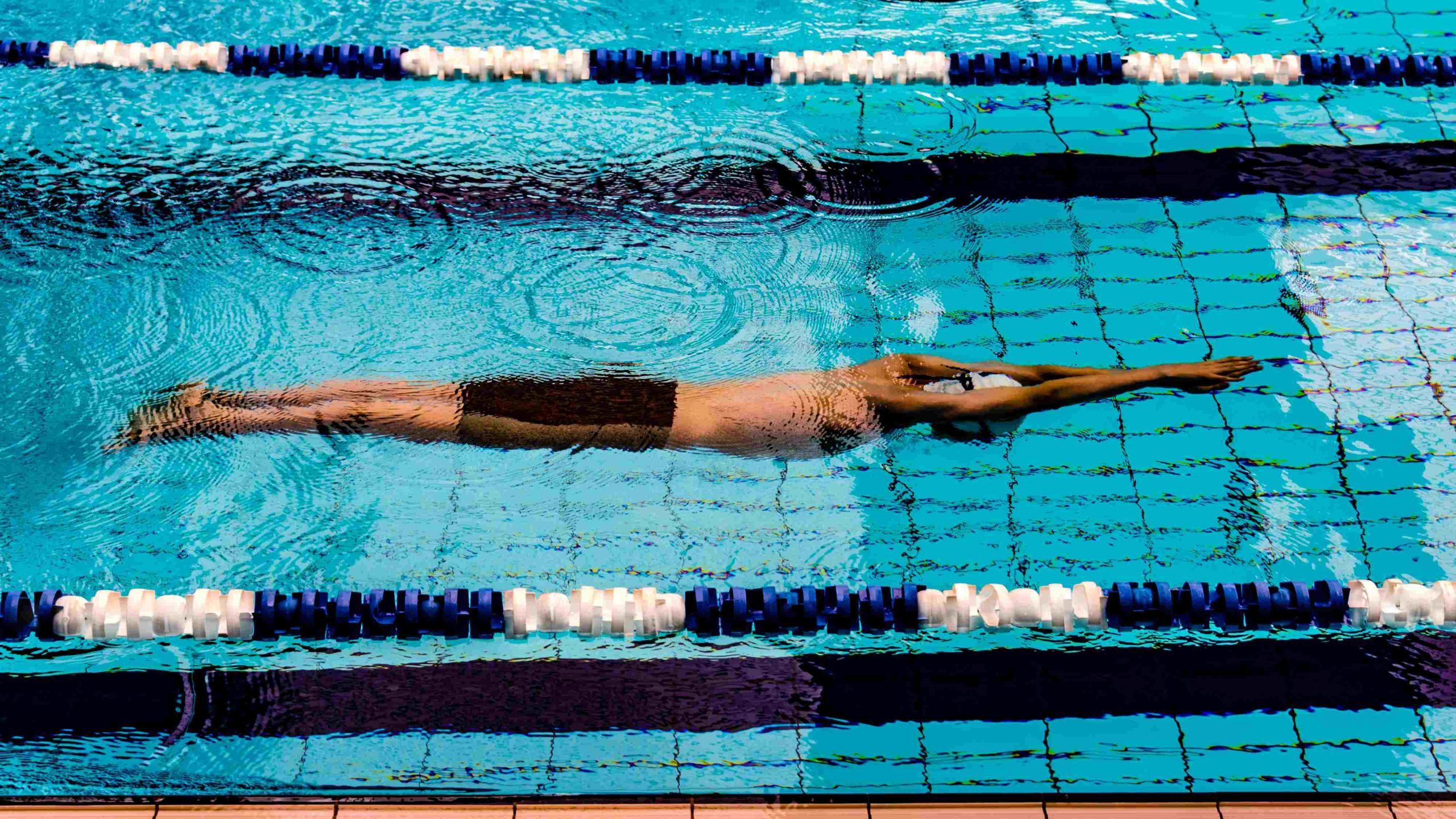 Swimming training strengthens muscles.