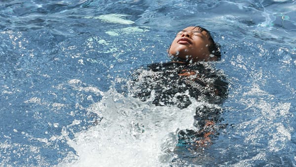Cold Water Swimming: What Really Happens to Your Body (Science-Backed Guide)